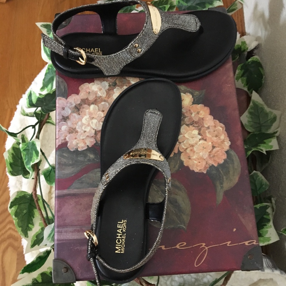 New Micheal Kors Plate Thong Sandals NWT 👠